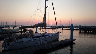 秋田マリーナ夕陽と出航を待つブルーマリン号190705.JPG